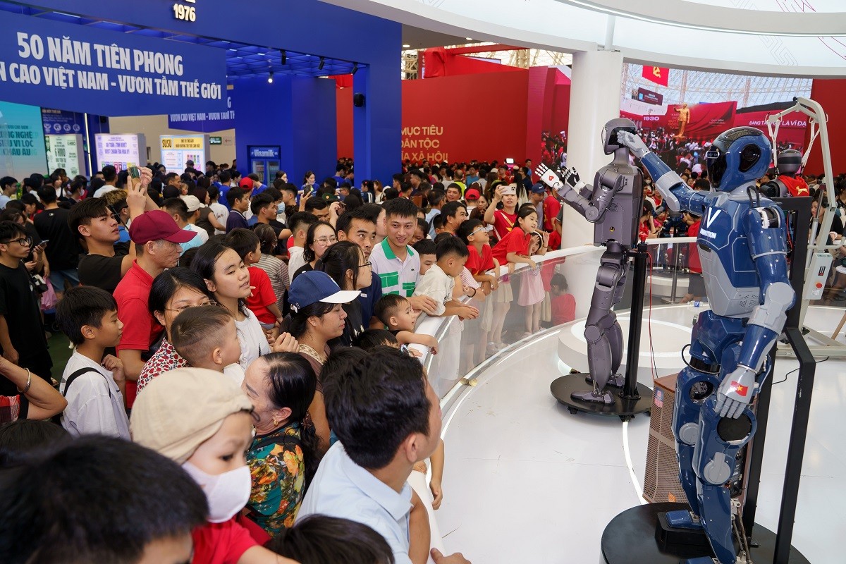 gian-trien-lam-vingroup-tuong-tac-robot-vinmotion-1758096898.jpg