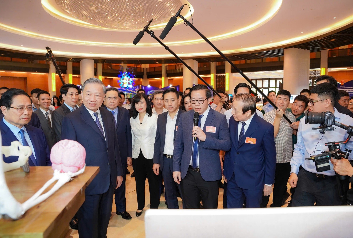 gioi-thieu-nhung-cong-nghe-y-te-tien-tien-cua-vinmec-1758095054.jpeg