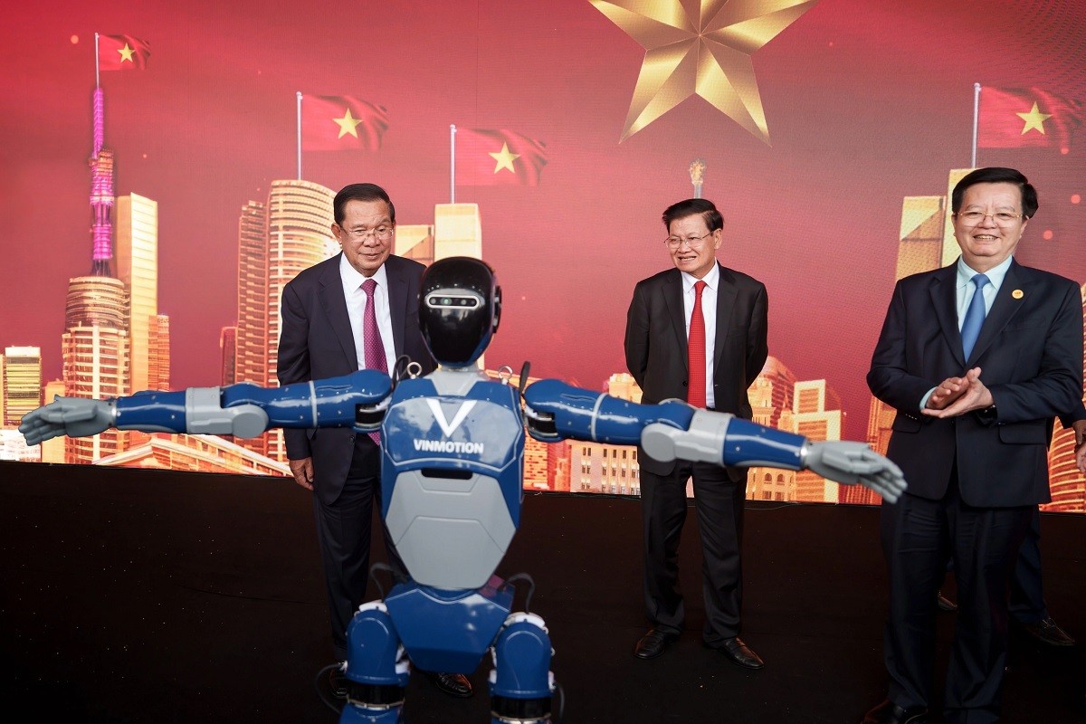 lanh-dao-lao-campuchia-giao-luu-voi-robot-vinmotion-1758096898.jpg