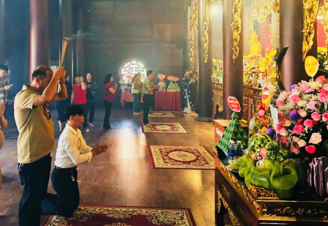 1-nguoi-dan-den-dang-huong-tuong-nho-vua-quang-trung-1758252721.jpg