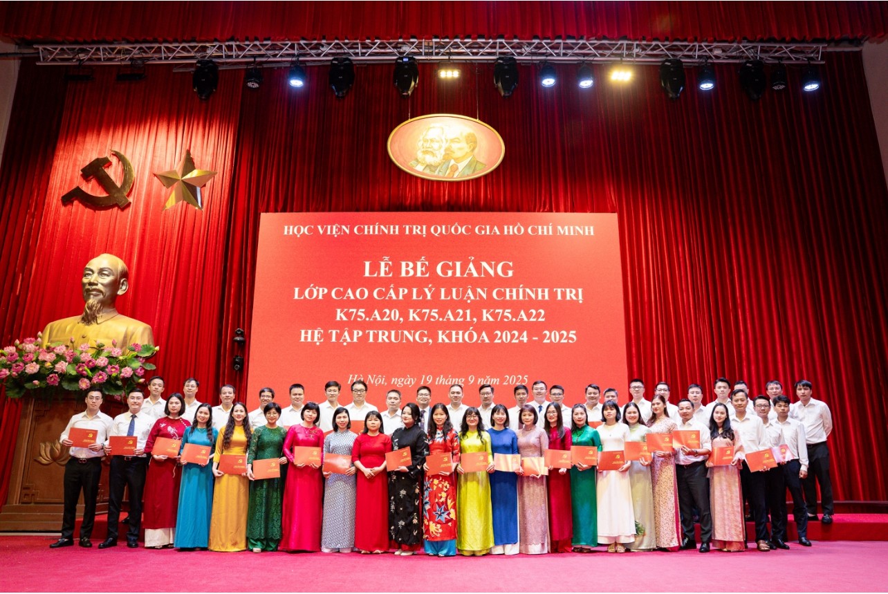 Bế giảng Lớp cao cấp lý luận chính trị hệ tập trung K75.A20, K75.A21, K75.A22 năm học 2024-2025