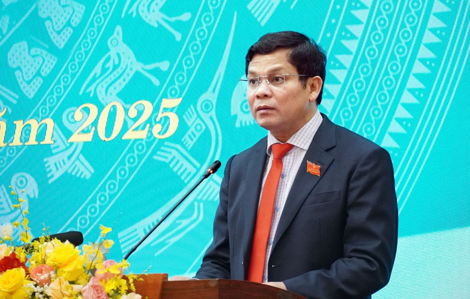 pho-bi-thu-tinh-uy-chu-tich-hdnd-tinh-nguyen-duc-tuy-phat-bieu-be-mac-ky-hop-1758765660.jpg