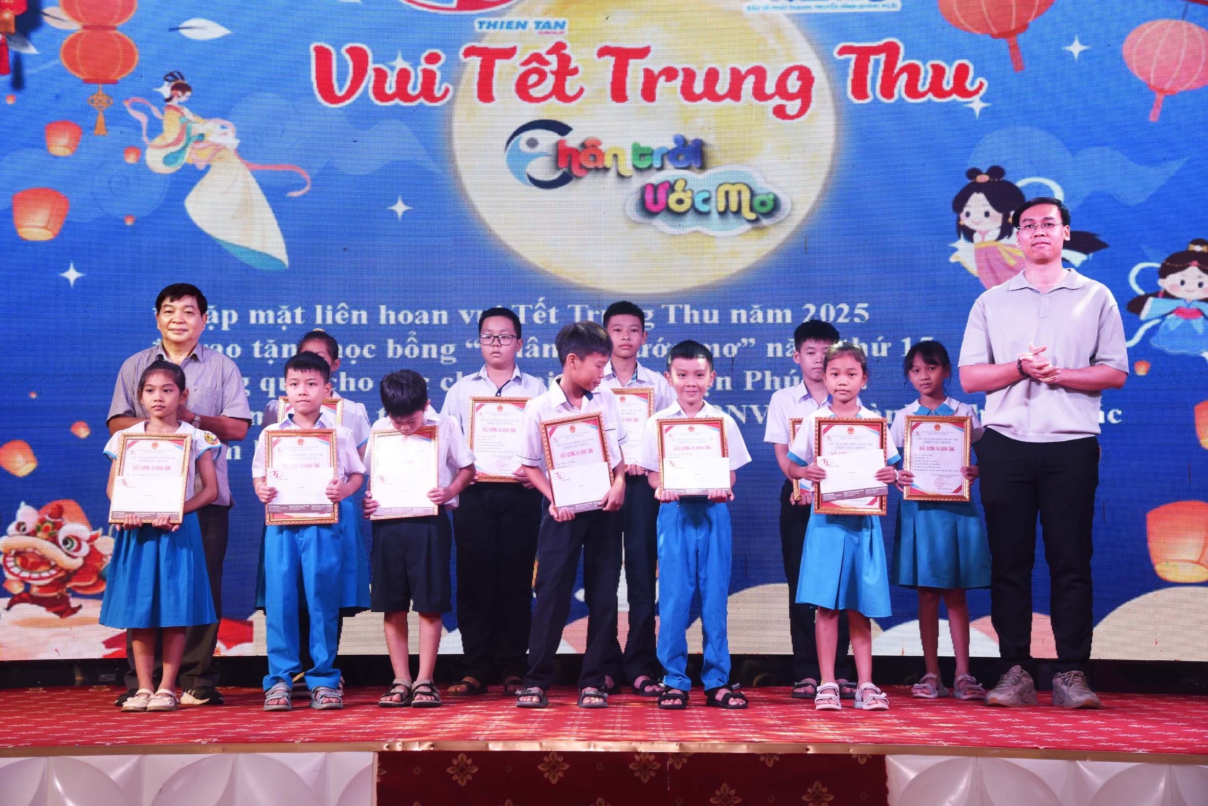 11chu-tich-hoi-khuyen-hoc-tinh-va-p-giam-doc-cong-ty-trao-qua-va-giay-bieu-duong-khen-thuong-hoc-sinh-con-cbnv-cong-ty-hoc-tap-dat-thanh-tich-xs-1758980419.jpg