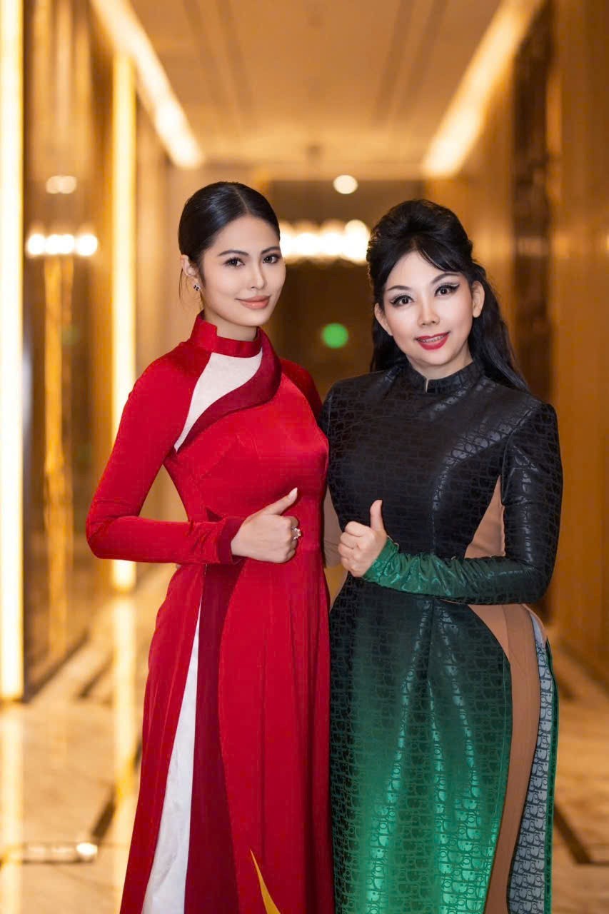 nha-thiet-ke-tien-si-quynh-paris-thiet-ke-ao-dai-1759059864.jpg