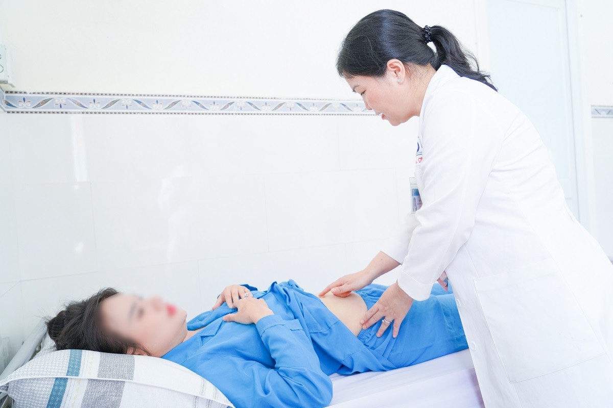 benh-vien-o-tphcm-giup-benh-nhan-co-u-xo-lon-giu-tron-co-hoi-lam-me-1759282978.jpg