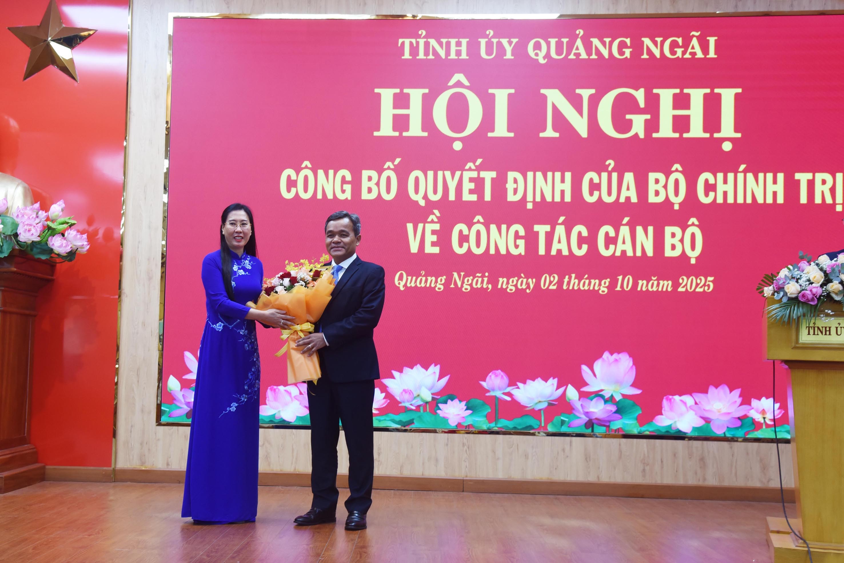 6a-dong-chi-bui-thi-quynh-van-nguyen-bi-thu-tinh-uy-pho-truong-ban-to-chuc-trung-uong-tang-hoa-tan-bi-thu-tinh-uy-ho-van-nien-1759384095.jpg