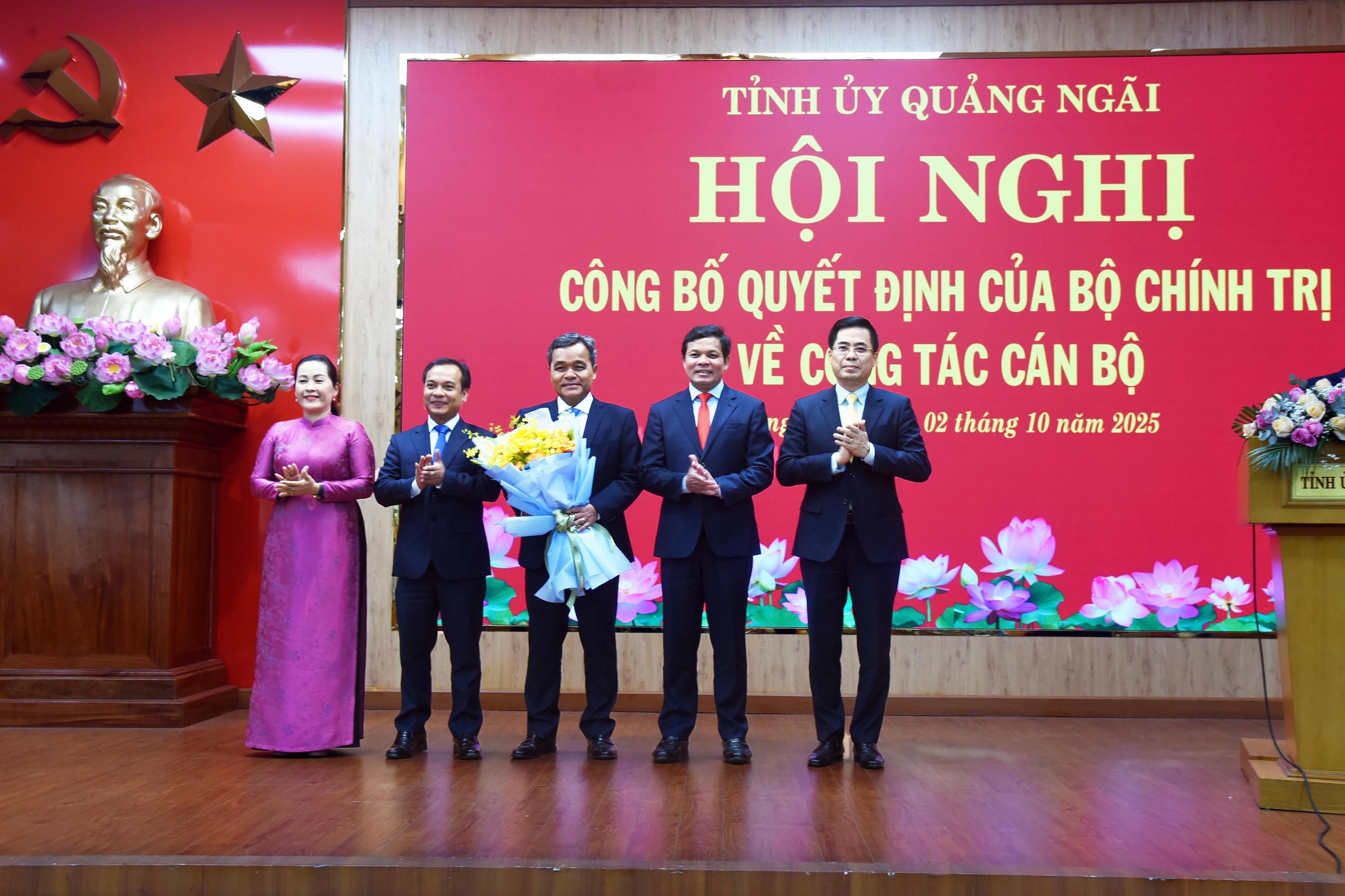 8a-thuong-truc-tinh-uy-quang-ngai-tang-hoa-chuc-mung-tan-bi-thu-ho-van-nien-1759384096.jpg