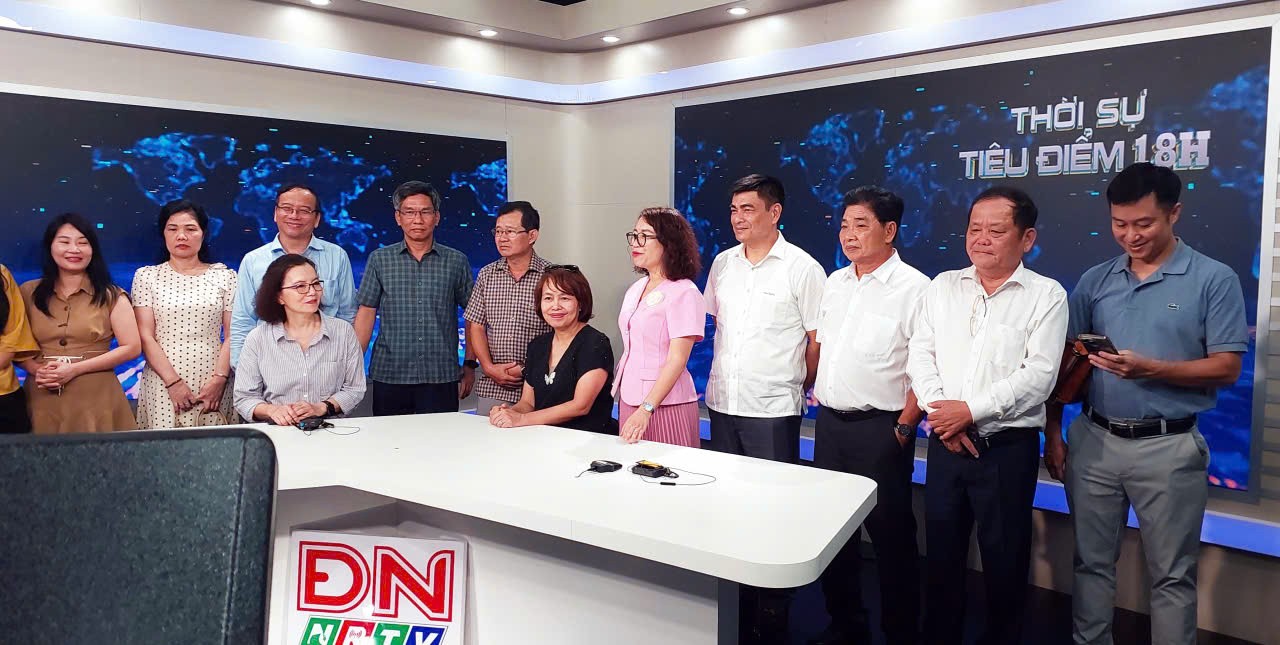 doan-cong-tac-hoi-nha-bao-viet-nam-tham-quan-phim-truong-1759338375.jpg