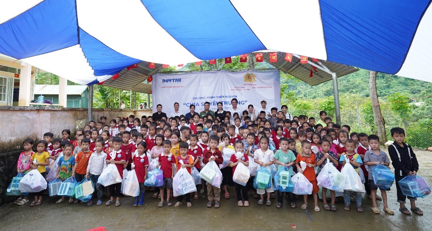 duy-tan-lan-toa-yeu-thuong-toi-hoc-sinh-vung-cao-cao-bang-6-1759388946.jpg