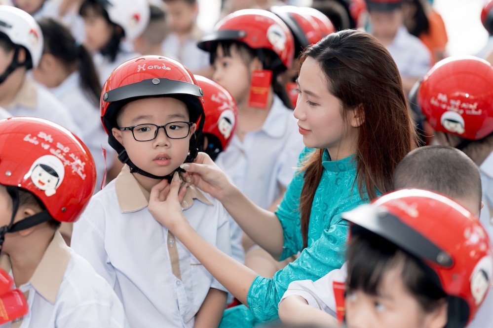 Honda Việt Nam trao tặng mũ bảo hiểm cho học sinh lớp 1 trên toàn quốc