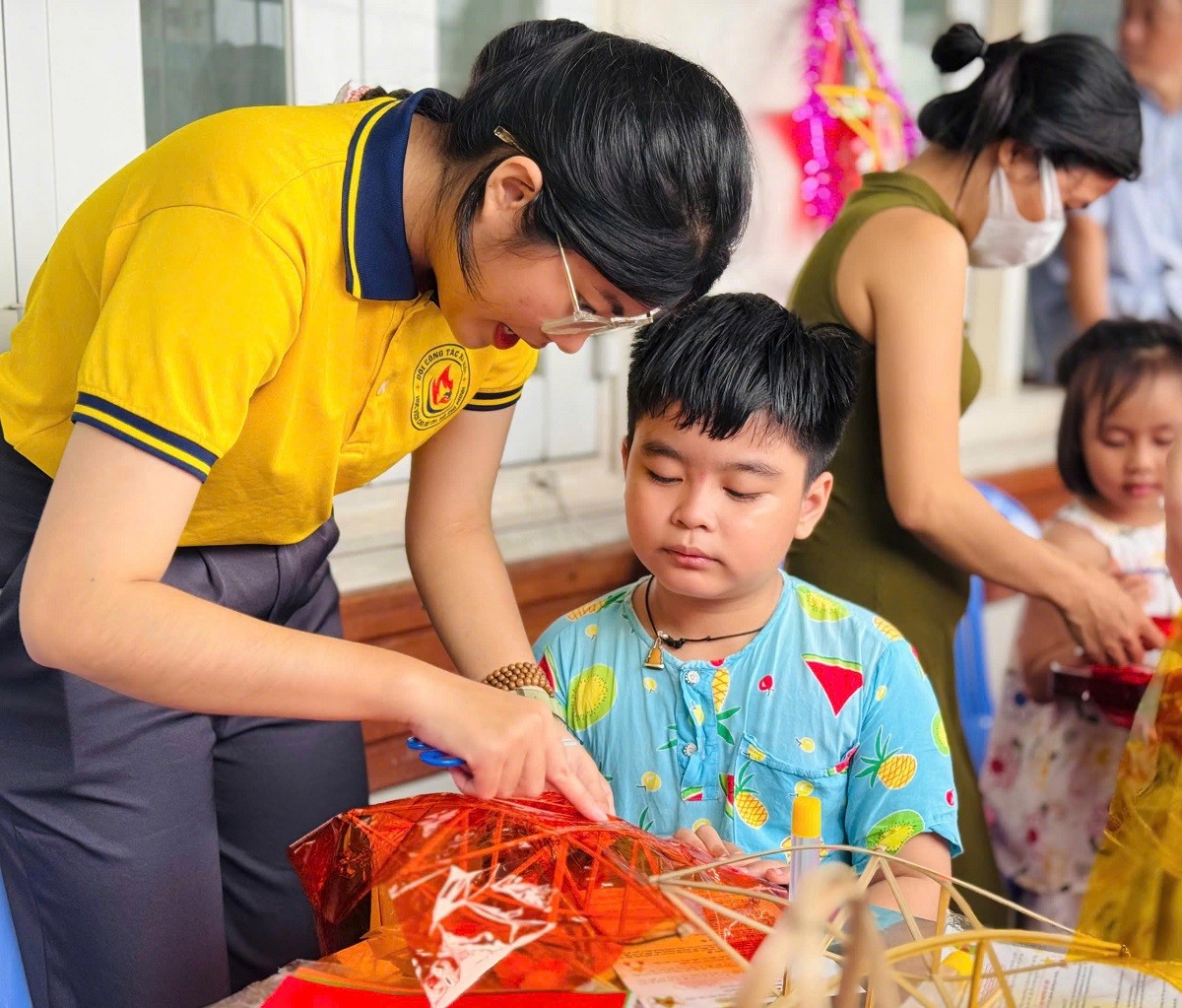 trung-thu-dac-biet-cua-nhung-chien-binh-nhi-noi-giuong-benh-8-1759487530.jpg