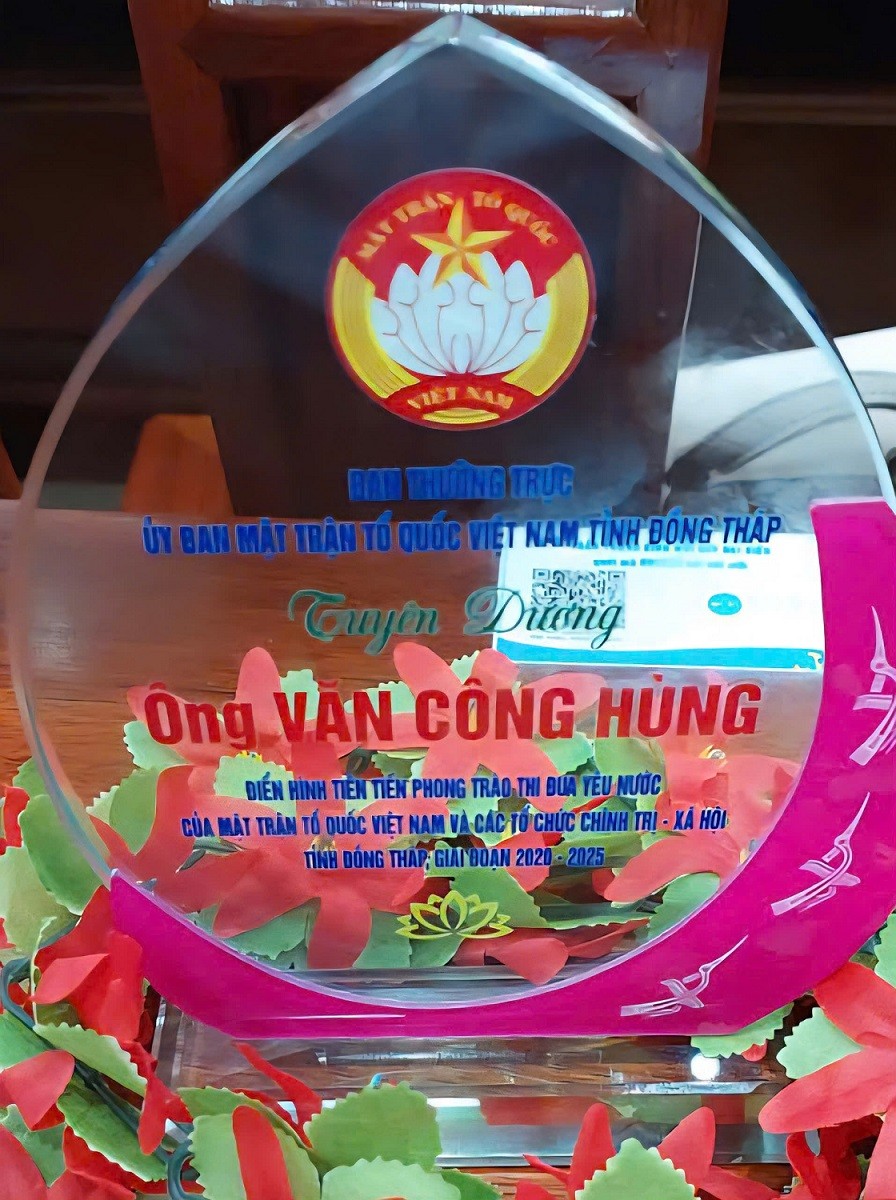 nha-bao-van-cong-hung-dien-hinh-tien-tien-thi-dua-yeu-nuoc-1759596838.jpg