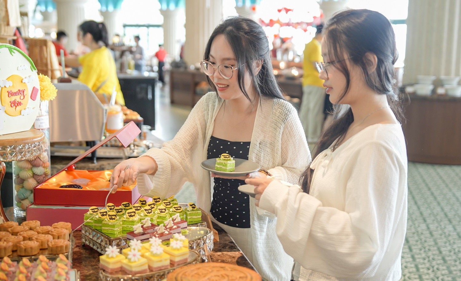 du-khach-pha-co-trung-thu-tai-nha-hang-bon-mua-1759725234.jpg