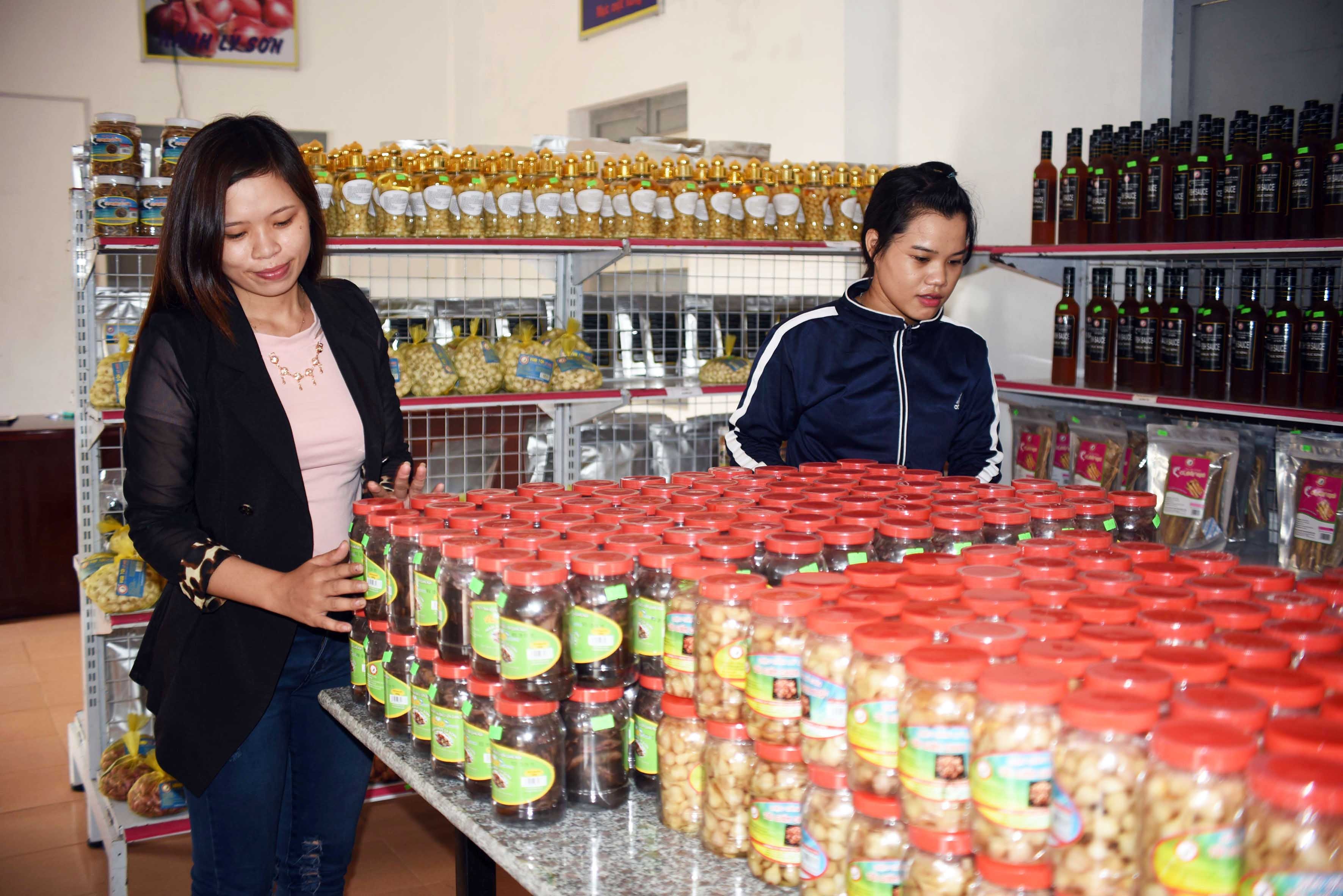 4-quay-ban-cac-mat-hang-ocop-dac-san-tai-ly-son-anh-nguyen-dang-lam-1759829082.JPG