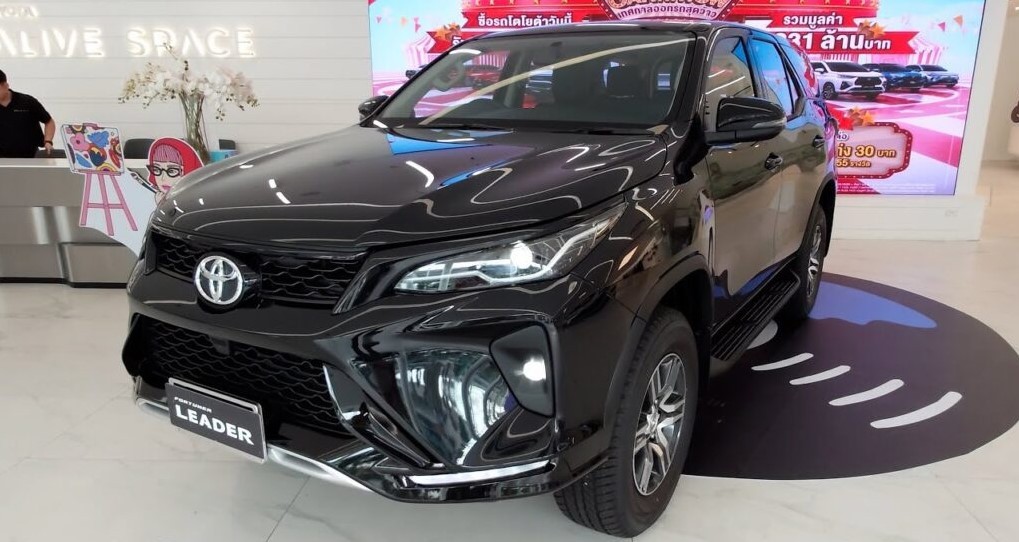 toyota-fortuner-phien-ban-moi-dep-long-lanh-chinh-thuc-ra-mat-de-net-ford-everest-nho-gia-hap-dan-anh-3-1759996978.jpg