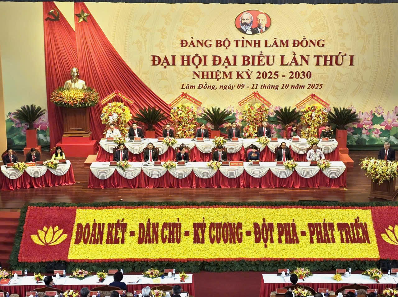 khai-mac-dai-hoi-dai-bieu-dang-bo-tinh-lam-dong-lan-thu-i-nhiem-ky-2025-2030-1760147505.jpg