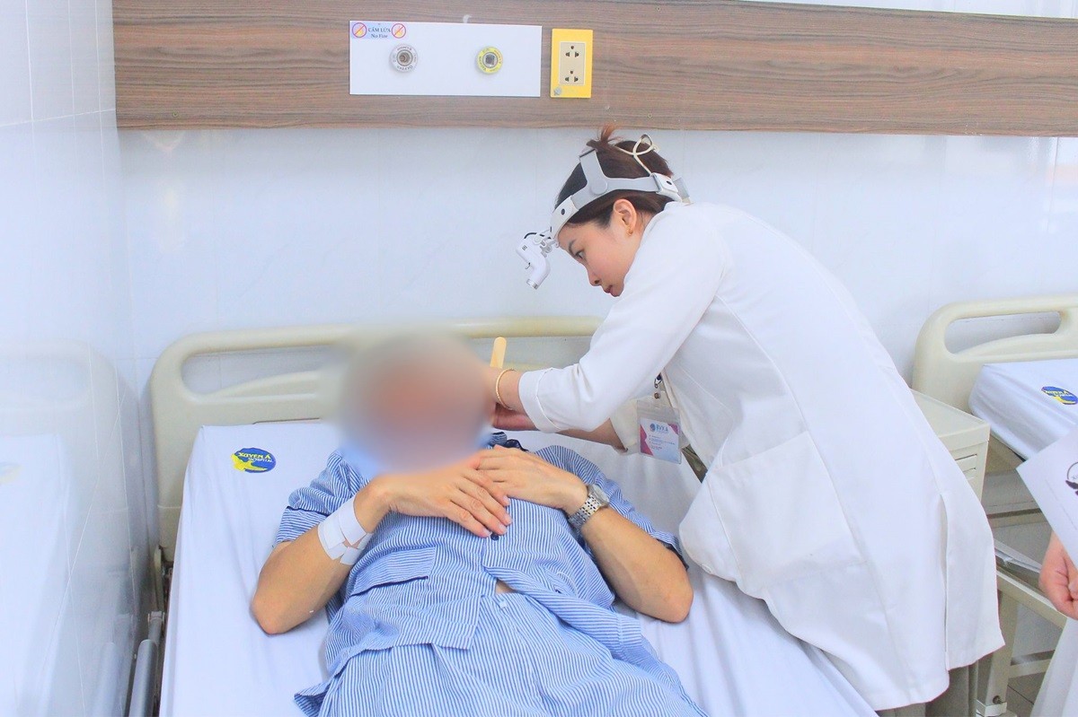 khoi-u-an-nap-trong-mui-khien-cu-ong-nghet-tho-nhieu-nam-1760239764.jpg