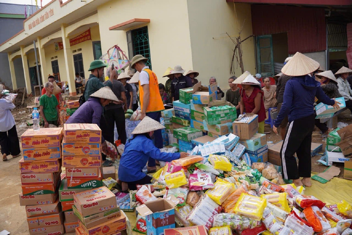cuu-tro-nguoi-dan-bi-thiet-hai-bao-bualoi-quy-tu-thien-vang-trang-khuyet-1760459422.jpg