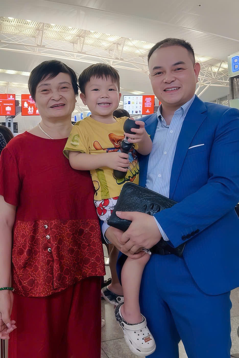 doanh-nhan-nguyen-hong-dang-va-me-1760426396.jpg