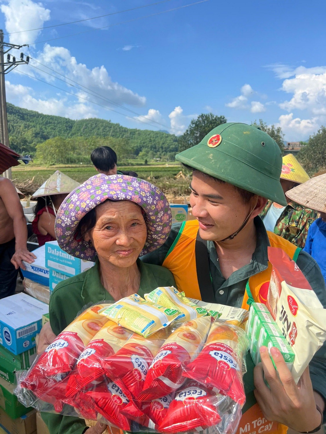 quy-tu-thien-va-bao-tro-xa-hoi-vang-trang-khuyet-phan-phat-hang-cuu-tro-1760459422.jpg