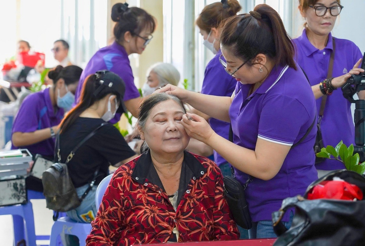 am-ap-chuong-trinh-nguoi-phu-nu-toi-yeu-danh-cho-benh-nhan-nu-tai-benh-vien-nhan-dan-gia-dinh-1-1760613021.jpg