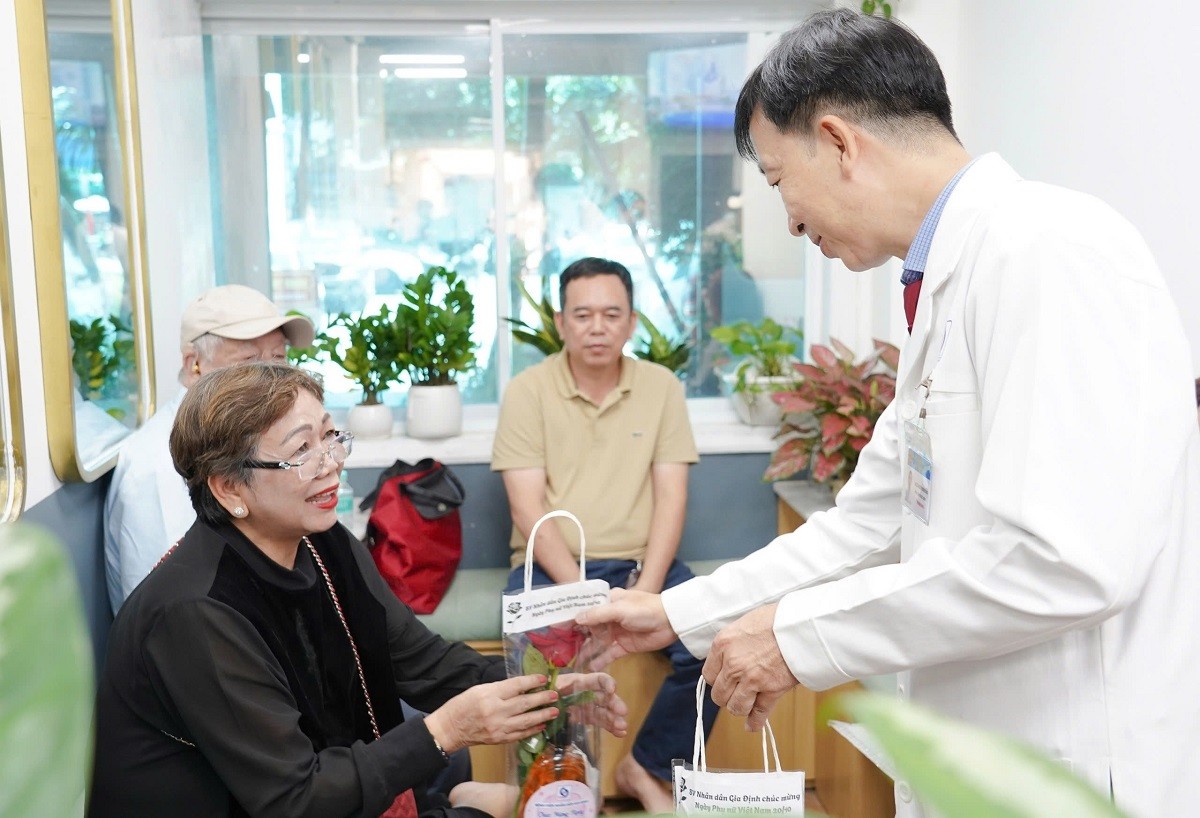 am-ap-chuong-trinh-nguoi-phu-nu-toi-yeu-danh-cho-benh-nhan-nu-tai-benh-vien-nhan-dan-gia-dinh-3-1760613021.jpg