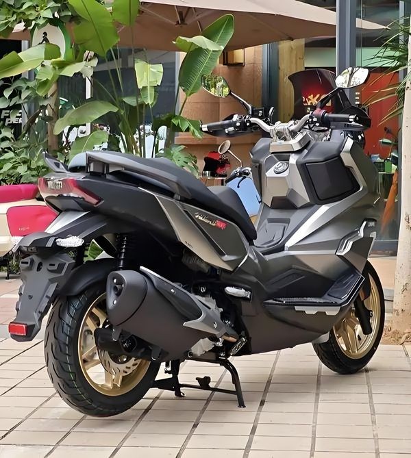‘Kẻ hủy diệt Honda SH 160i’ ra mắt với giá cực rẻ, thiết kế đẹp long lanh, trang bị át vía Air Blade ảnh 2