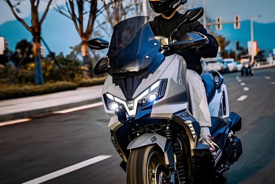 ‘Kẻ hủy diệt Honda SH 160i’ ra mắt với giá cực rẻ, thiết kế đẹp long lanh, trang bị át vía Air Blade ảnh 4