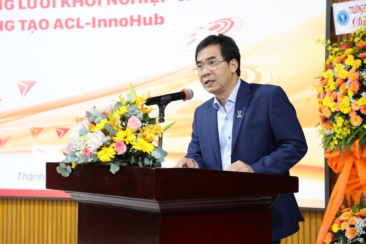 sinh-vien-tphcm-tranh-tai-khoi-nghiep-lan-toa-tinh-than-doi-moi-sang-tao-1760833714.JPG