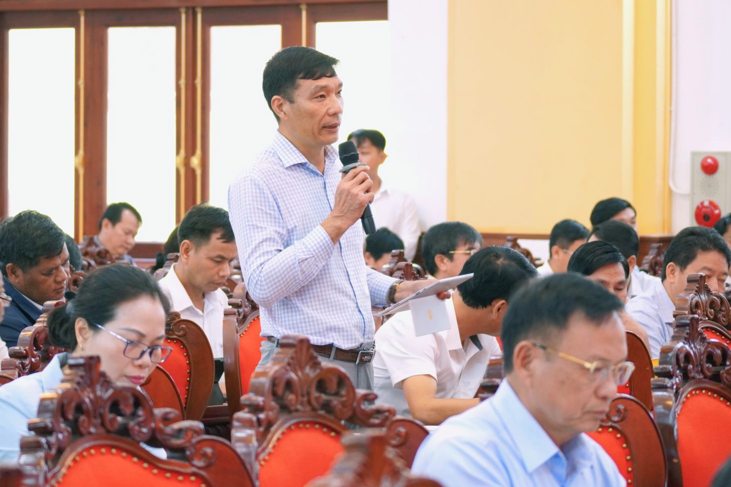 4-dai-dien-lanh-dao-cac-dia-phuong-phat-bieu-tai-phien-hop-1760969750.jpg