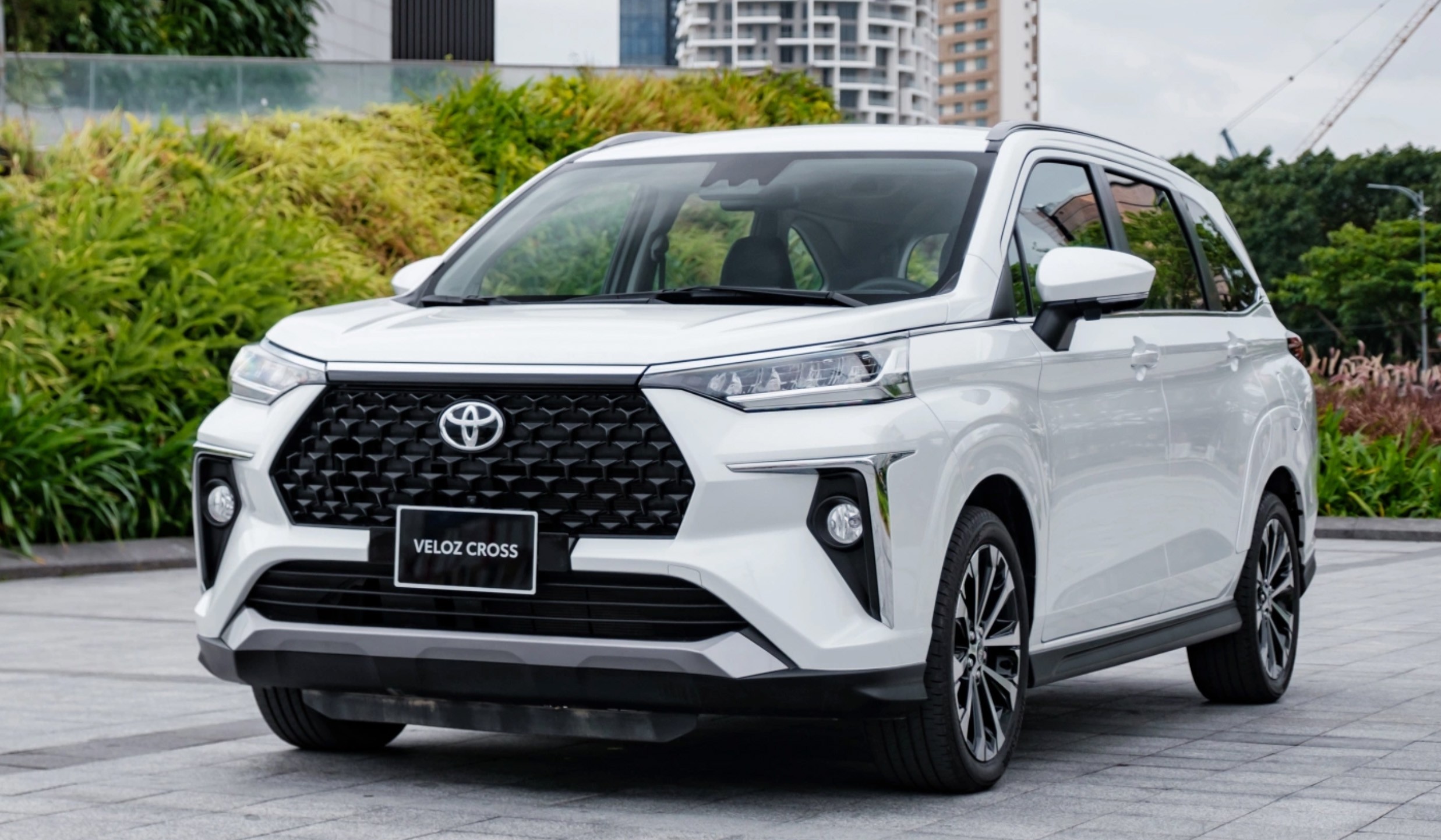 xe-mpv-giam-gia-soc-thang-10-xpander-veloz-xl7-dua-nhau-pha-day-gia-chi-ngang-xe-hang-a2-1761032838.jpg