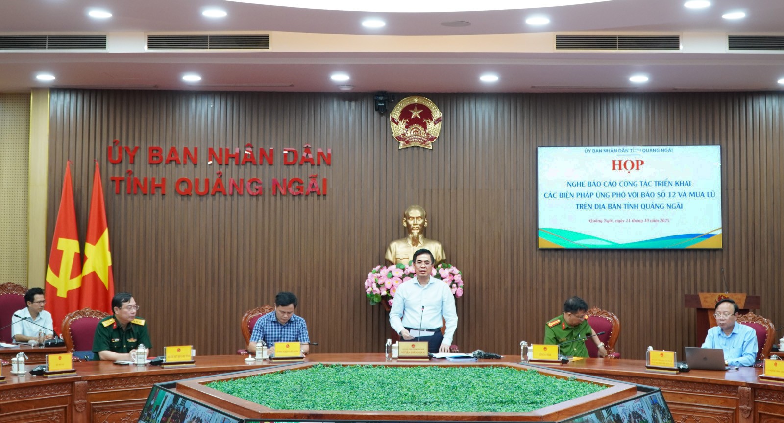 2-chu-tich-ubnd-tinh-quang-ngai-phat-bieu-tai-cuoc-hop-1761121822.jpg