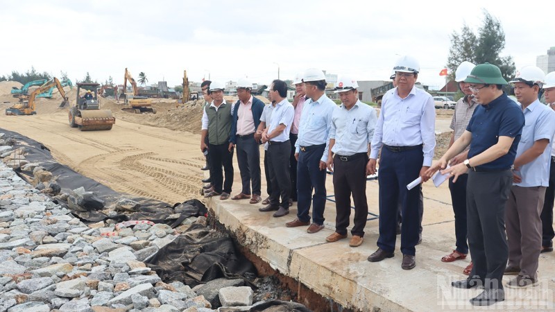 4-chu-tich-uy-ban-nhan-dan-tinh-quang-ngai-nguyen-hoang-giang-kiem-tra-hien-truong-cong-trinh-khac-phuc-chong-sat-lo-bo-bien-khu-vuc-xa-an-phu-1761121822.jpg
