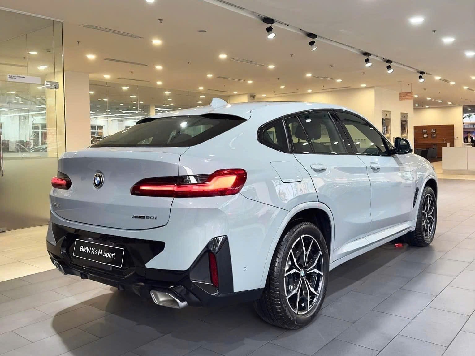 bmw-x4-va-520i-giam-gia-toi-480-trieu-dong3-1761109320.jpg