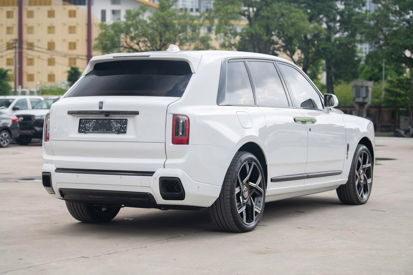 chiem-nguong-rolls-royce-cullinan-black-badge-2025-dau-tien-ve-viet-nam2-1761209204.jpg