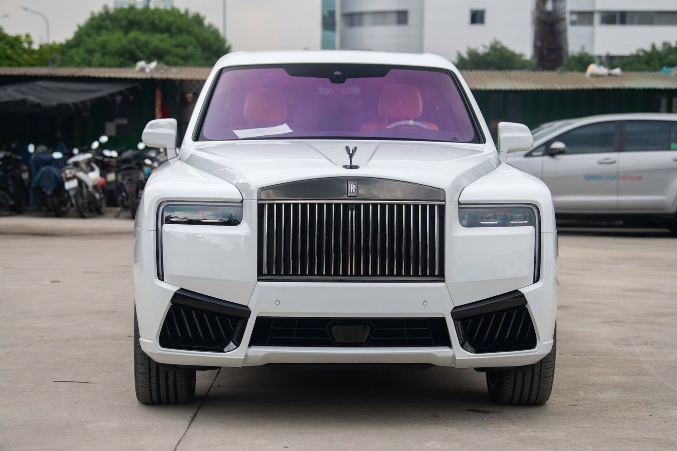 chiem-nguong-rolls-royce-cullinan-black-badge-2025-dau-tien-ve-viet-nam5-1761209237.jpg