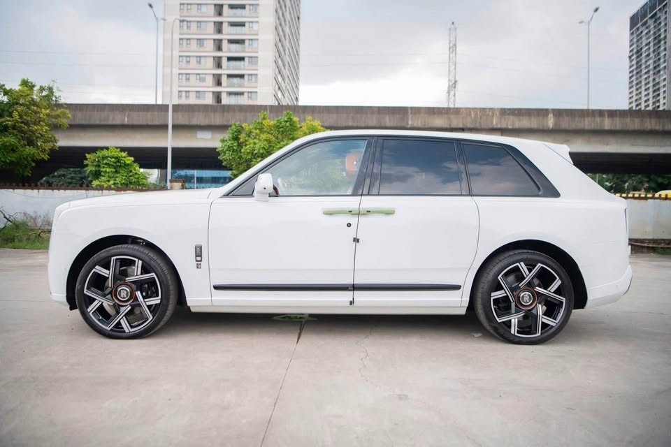 chiem-nguong-rolls-royce-cullinan-black-badge-2025-dau-tien-ve-viet-nam7-1761209256.jpg