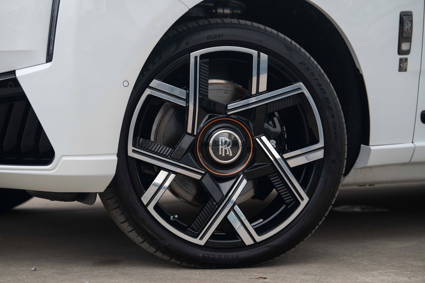 chiem-nguong-rolls-royce-cullinan-black-badge-2025-dau-tien-ve-viet-nam8-1761209264.jpg