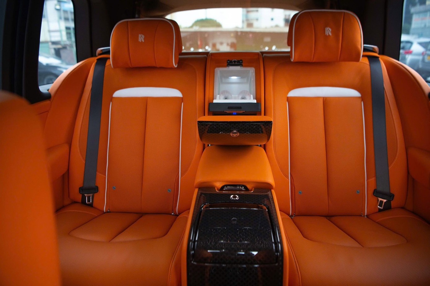 rolls-royce0-cullinan-black-badge-2025-3-1761204599467-17612045997281274380906-1761209937.jpg