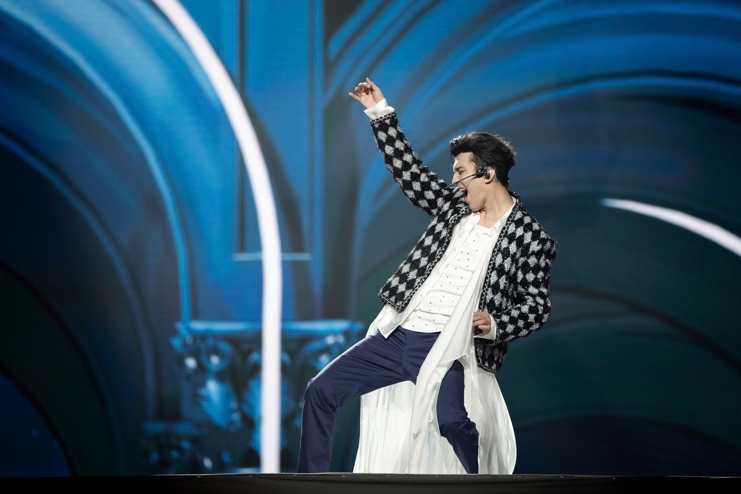 8wonder-winter-2025-dimash-kudaibergen-1761296405.jpg