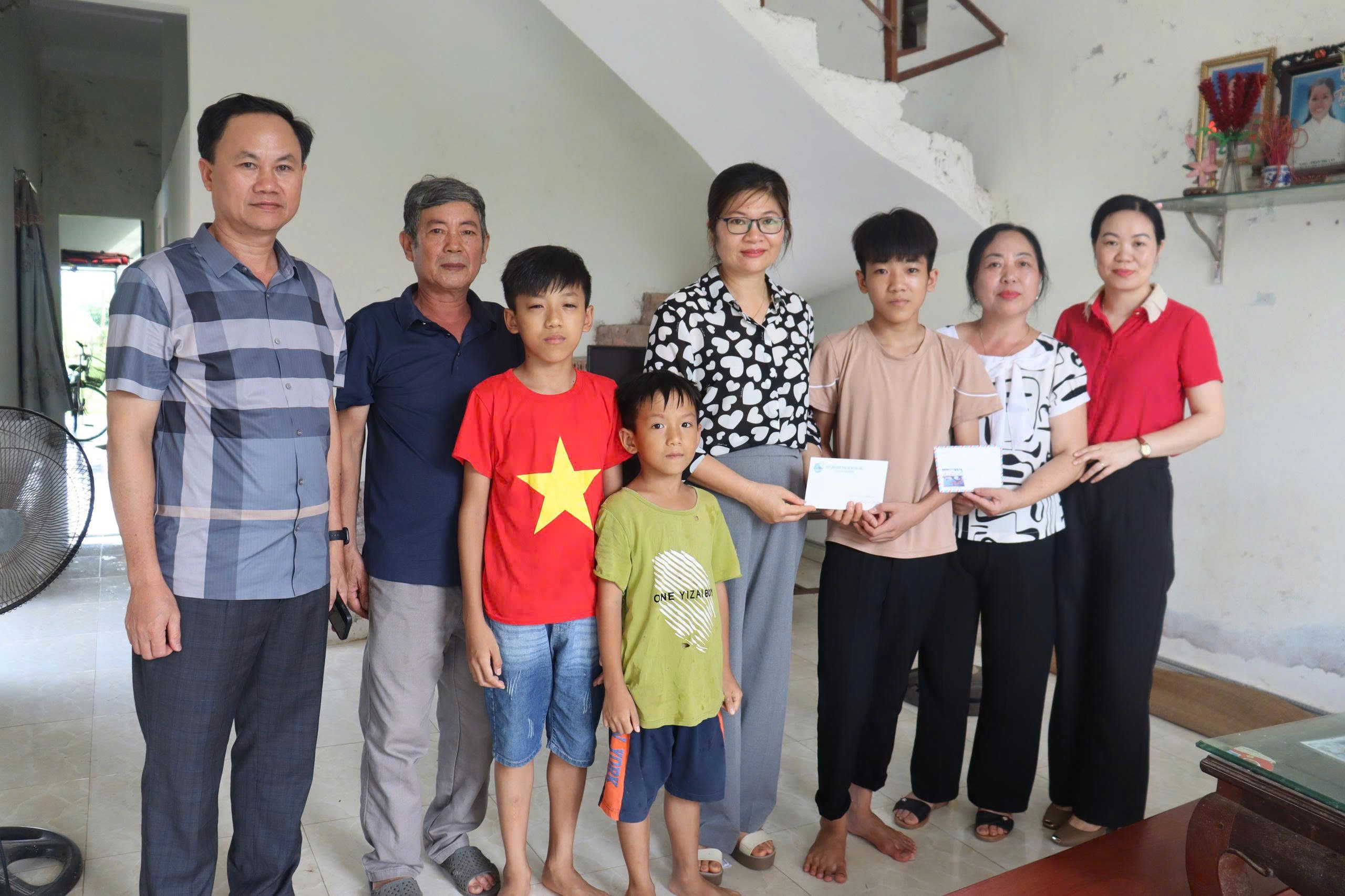 hoi-lhpn-xa-hai-hau-tang-qua-gia-dinh-1761532793.jpg