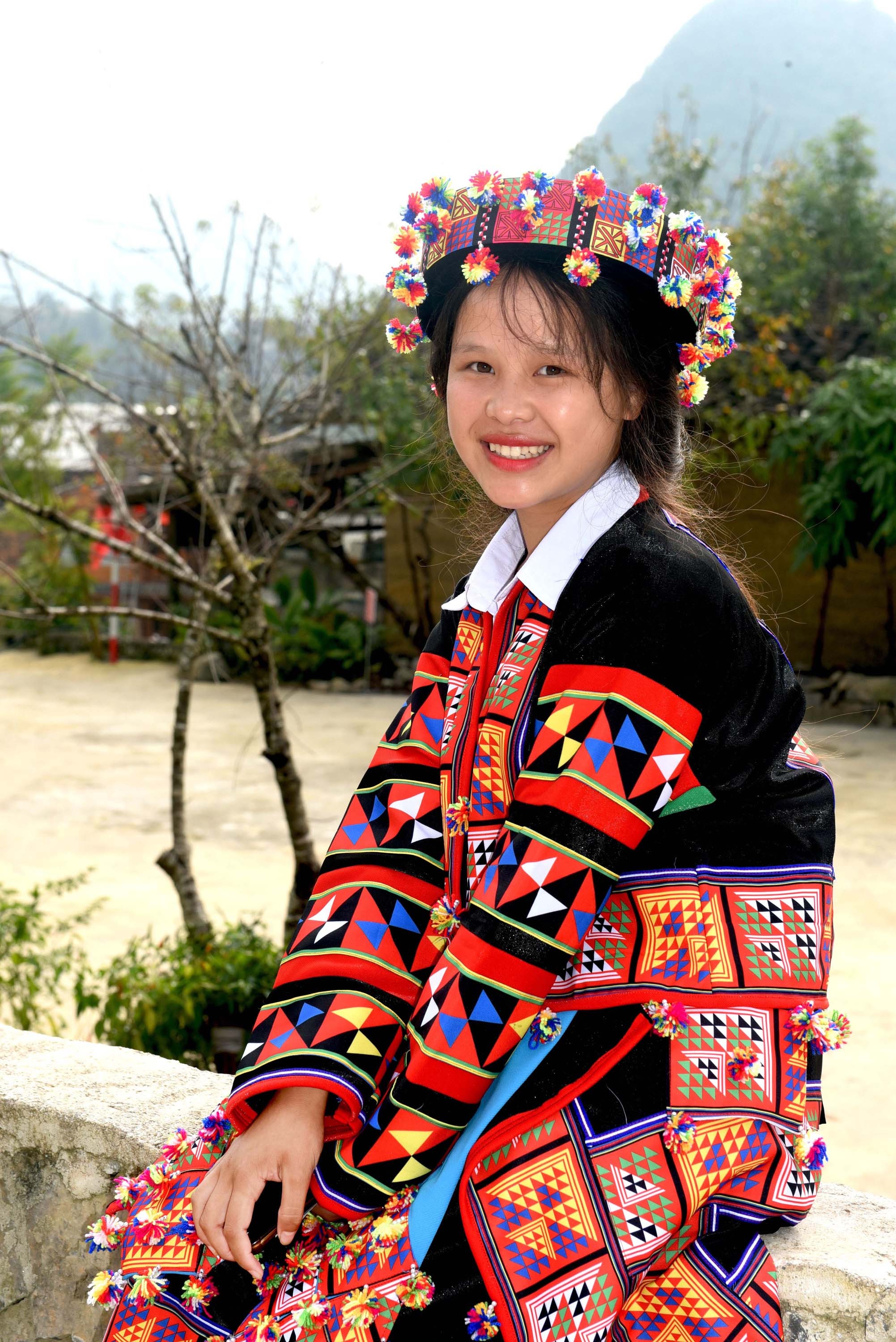 10a-mot-chau-hoc-sinh-dan-toc-lo-lo-o-lang-lo-lo-chai-la-huong-dan-vien-du-lich-day-than-thien-voi-du-khach-anh-nguyen-dang-lam-1761658019.jpg