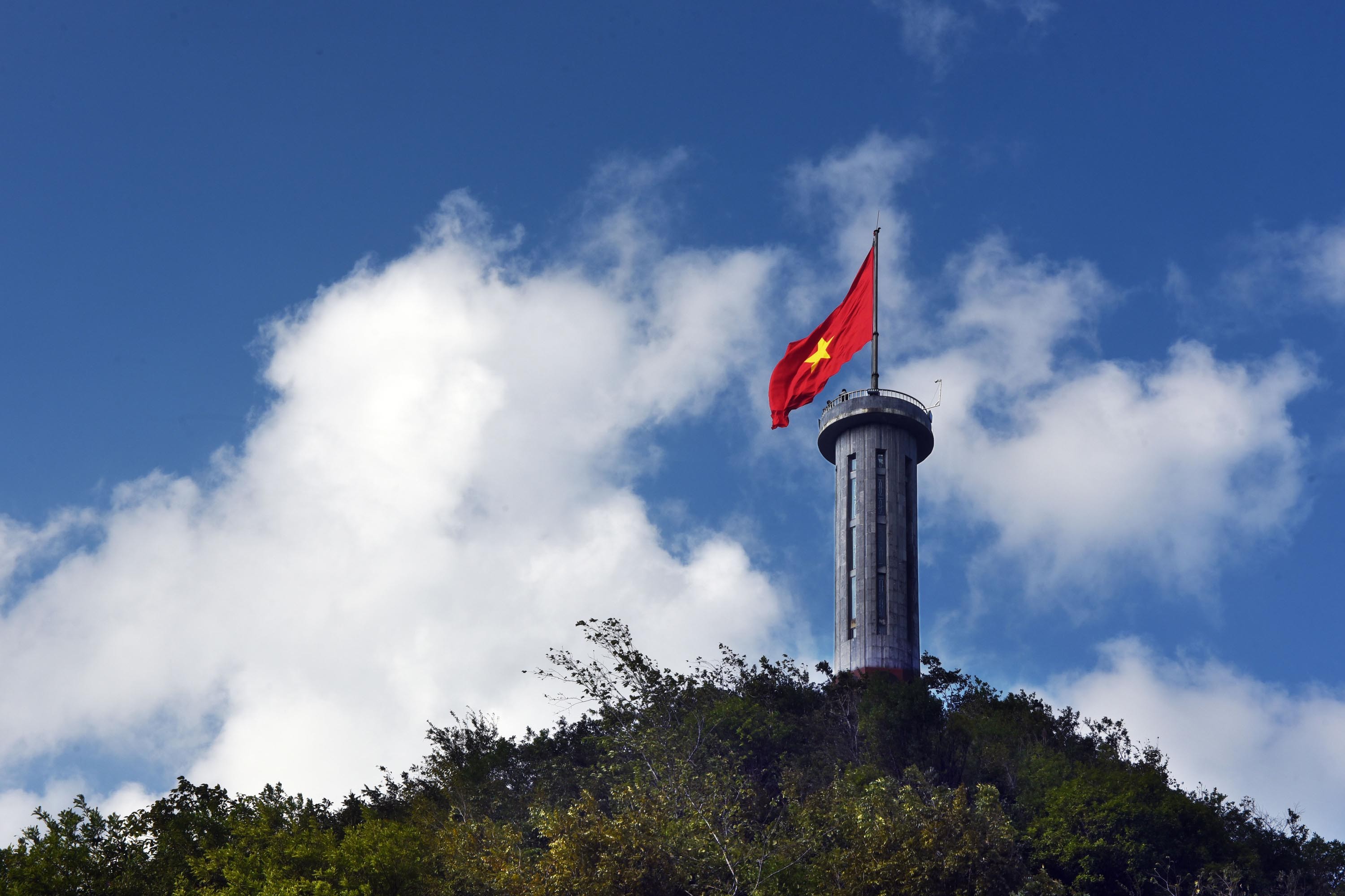 2a-cot-co-to-quoc-o-lung-cu-nhin-tu-thon-lo-lo-chai-anh-nguyen-dang-lam-1761658016.jpg