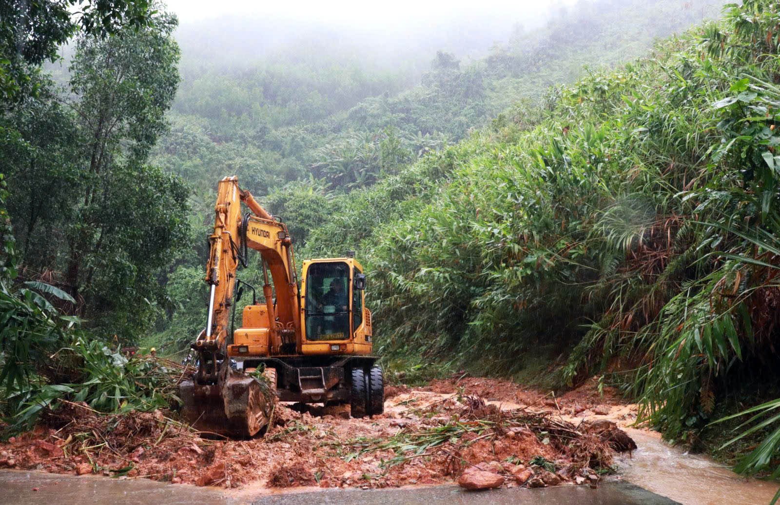 2cac-phuong-tien-chuyen-dung-khac-phuc-tai-diem-sat-lo-tren-tuyen-quoc-lo-24c-1761641097.jpg
