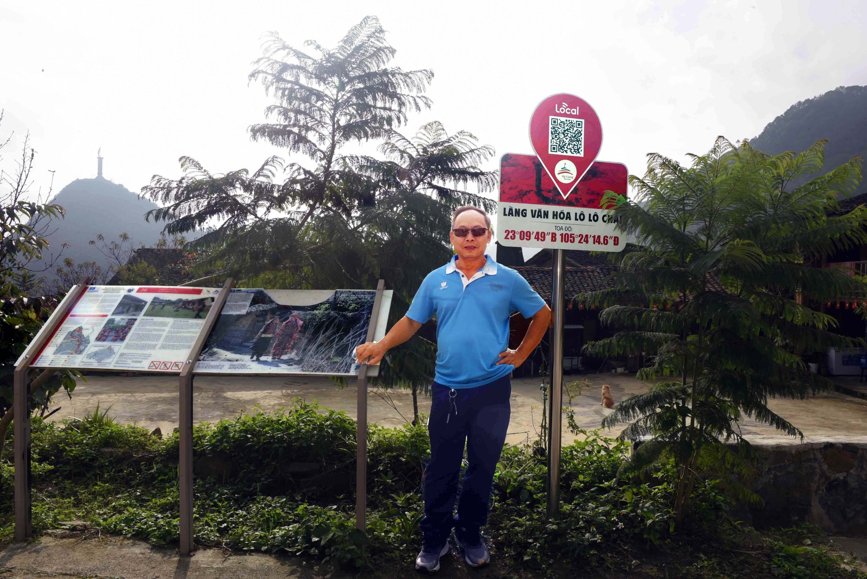 6a-du-khach-chup-anh-luu-niem-ben-bang-lang-du-lich-van-hoa-lo-lo-chai-anh-nguyen-dang-lam-1761658019.jpg