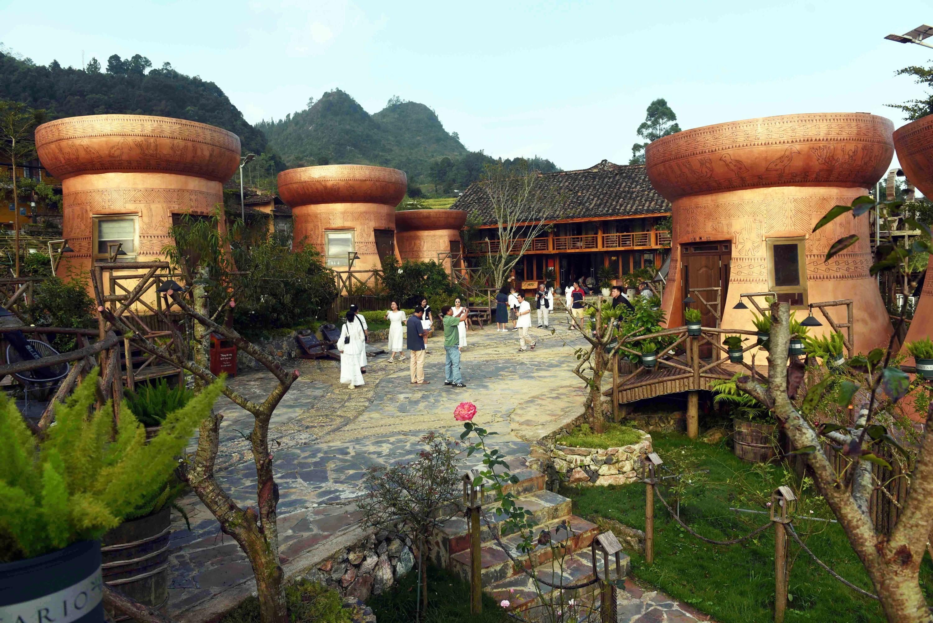 7a-du-khach-luu-tru-rat-thich-thu-tai-danh-house-lo-lo-chai-anh-nguyen-dang-lam-1761658019.jpg
