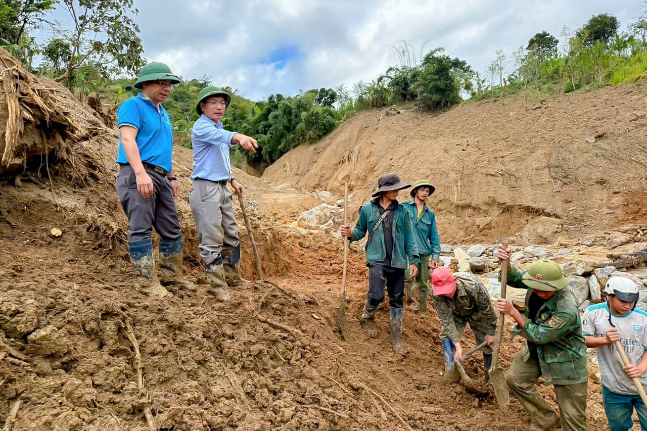 pho-chu-tich-ubnd-tinh-nguyen-ngoc-sam-chi-dao-khac-phuc-sat-lo-tai-xa-ngoc-linh-1761913283.jpg