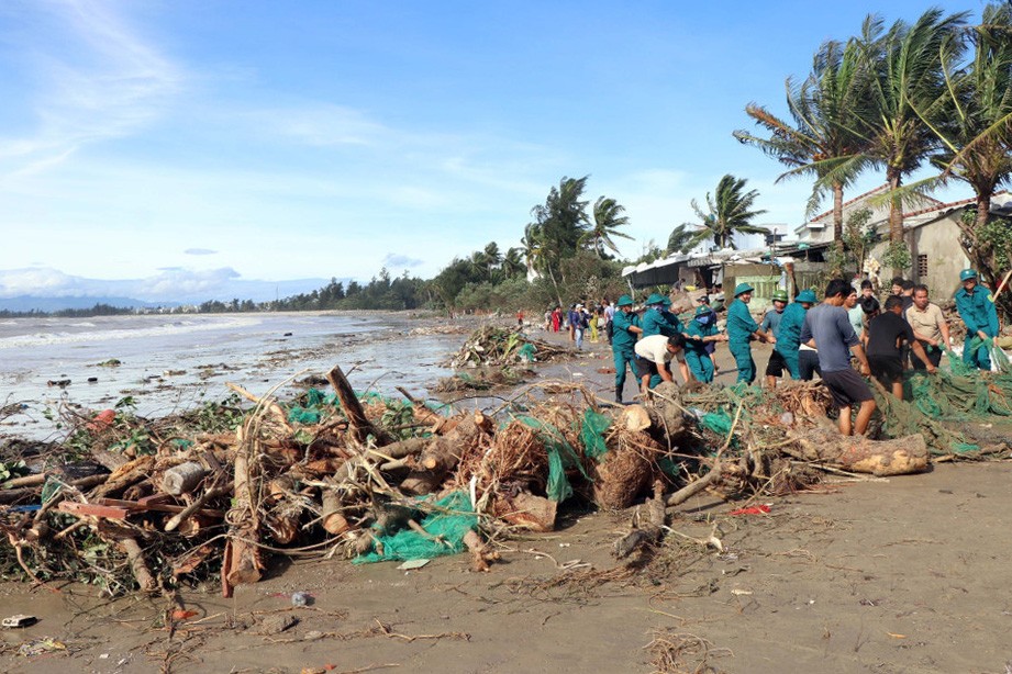 4-quang-ngai-huy-dong-cac-luc-luong-khan-truong-khac-phuc-thiet-hai-sau-bao-o-xa-tinh-khe-1762506076.jpg