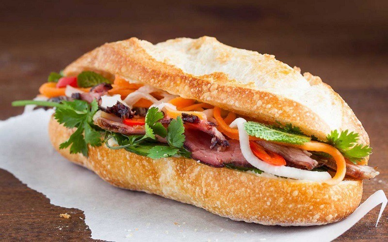 nghi-ngo-doc-banh-mi-40-nguoi-nhap-vien-o-tphcm-1762510107.jpg