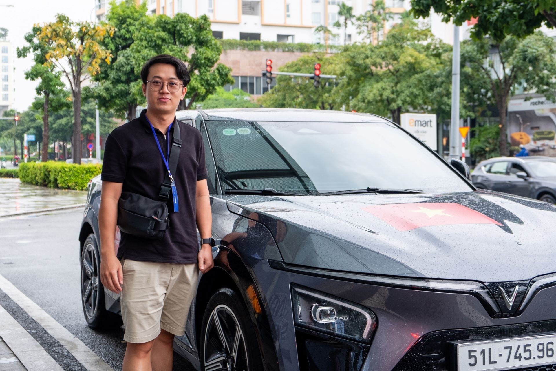 Trải nghiệm VF 7, VF 8, VF 9, người dân TP.HCM nhận định: ‘Lái xe điện thích hơn xe xăng dầu’ ảnh 1